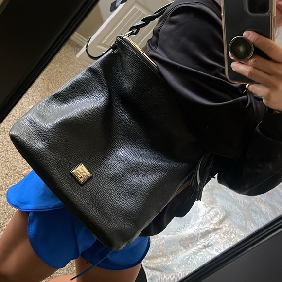 A black Dooney and Bourke ladies purse. - Picture 13 of 16